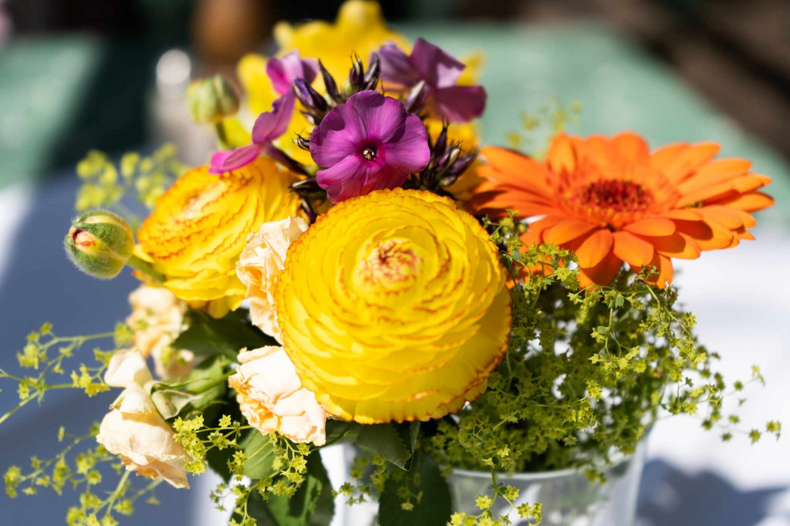Bunte Blumendekoration für Empfang, Hochzeit oder private Feier im Restaurant.