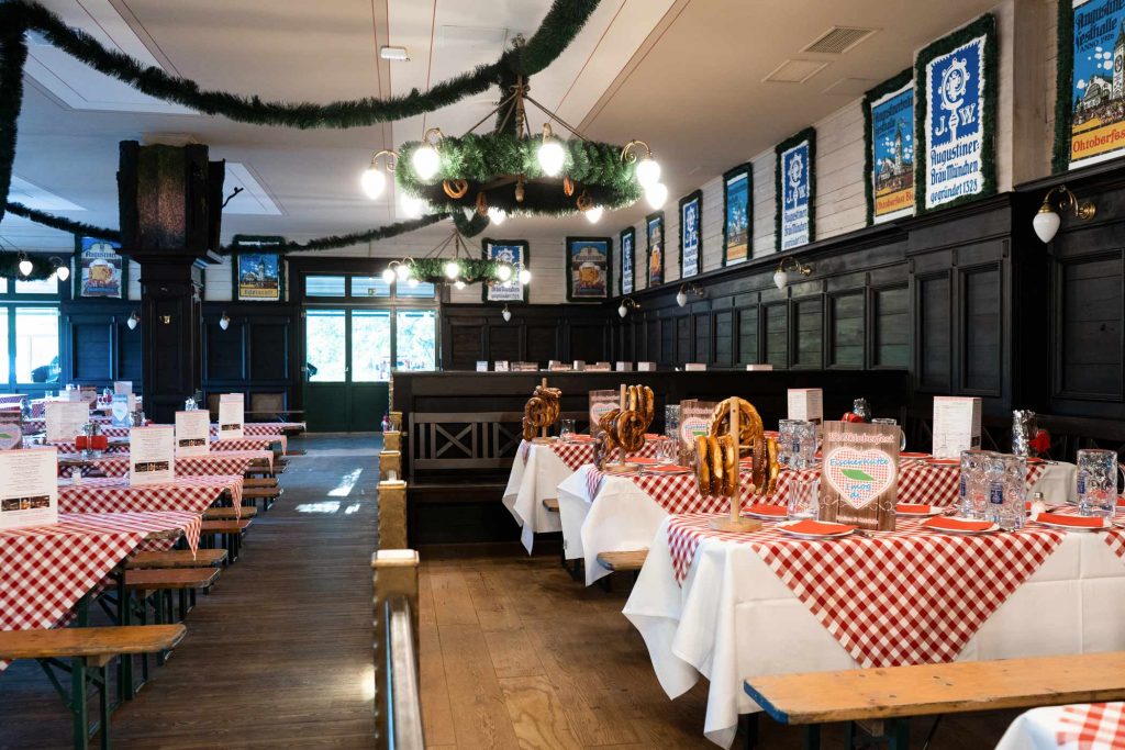 Traditionelles Wirtshaus mit gedeckten Tischen, Holzvertäfelung und gemütlichem Restaurantambiente.