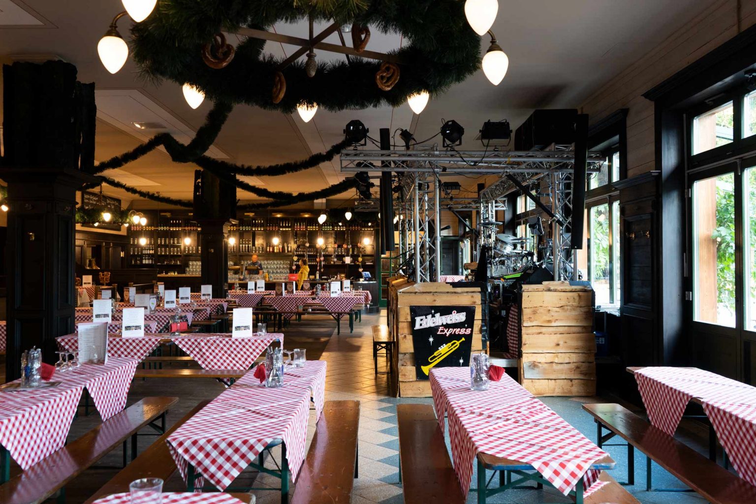 Gedeckte Tafel im Wirtshaus-Wintergarten mit Blick auf Terrasse und Außenbereich.
