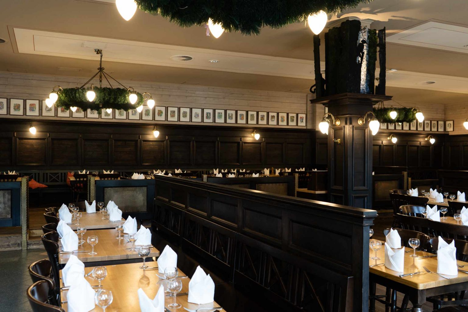 Gemütliches Wirtshaus mit gedeckten Tischen, Holzvertäfelung und klassischem Restaurantambiente.