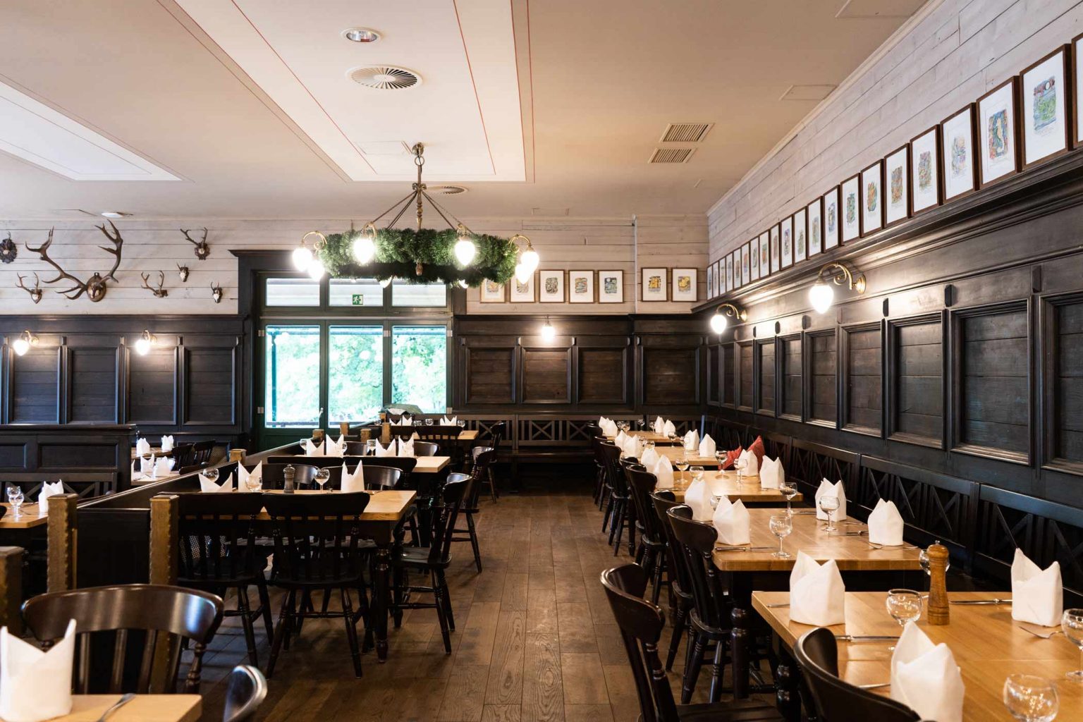 Restaurant mit gedeckten Tischen, Barbereich und stilvollem Ambiente für Gäste.