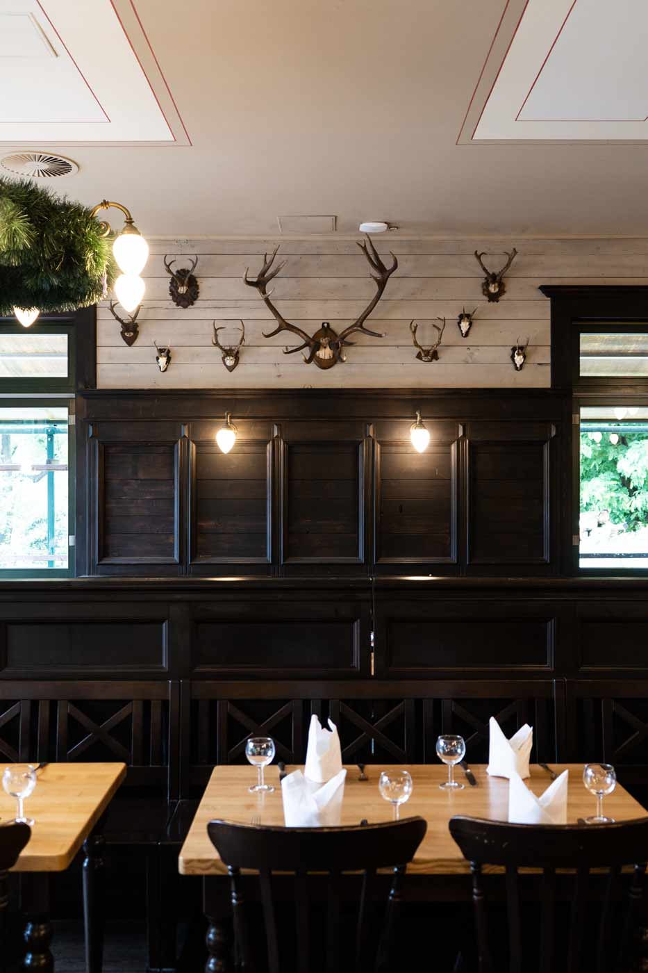 Traditionelles Wirtshaus mit Holzvertäfelung, gedecktem Tisch und gemütlicher Atmosphäre.