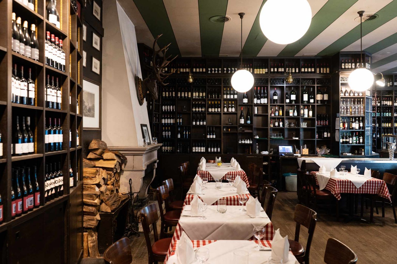 Lutter & Wegner Weinhandlung mit gedeckten Tischen, Barbereich und Festsaal-Atmosphäre.