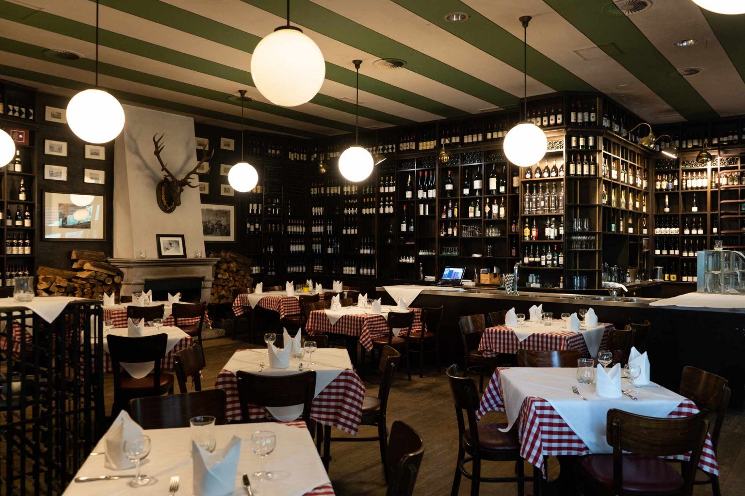 Stilvoller Veranstaltungsraum mit gedeckten Tischen, Bar und klassischem Ambiente.