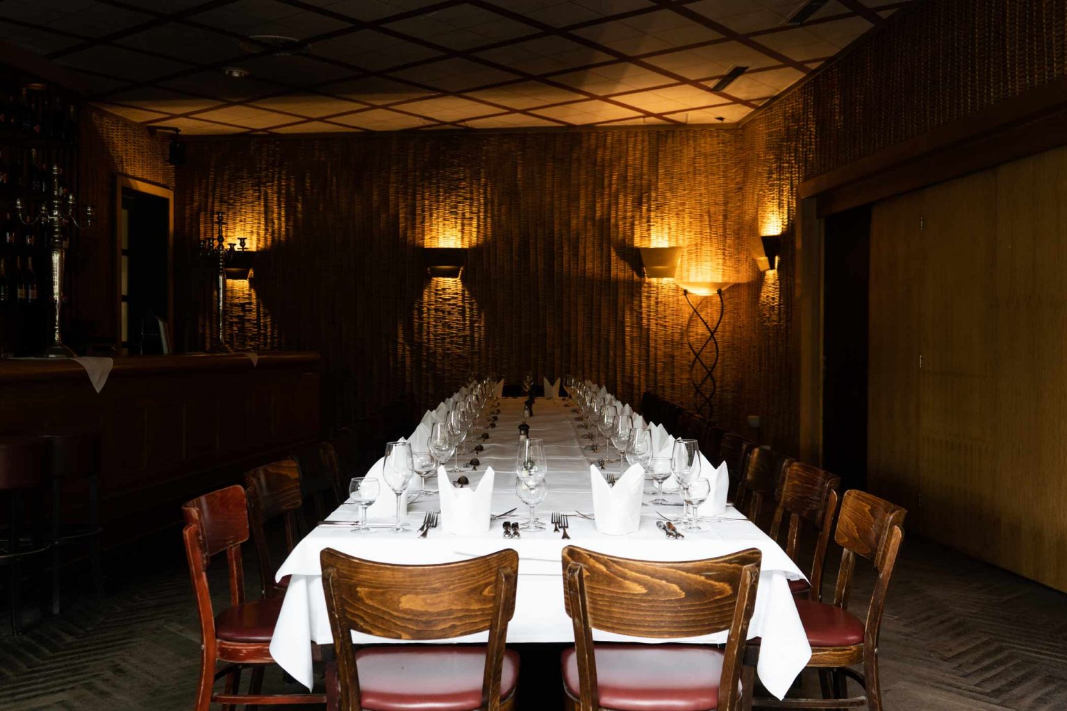 Gemütliche Bar & Lounge mit festlich gedecktem Tisch für Hochzeit, Feier oder Event.