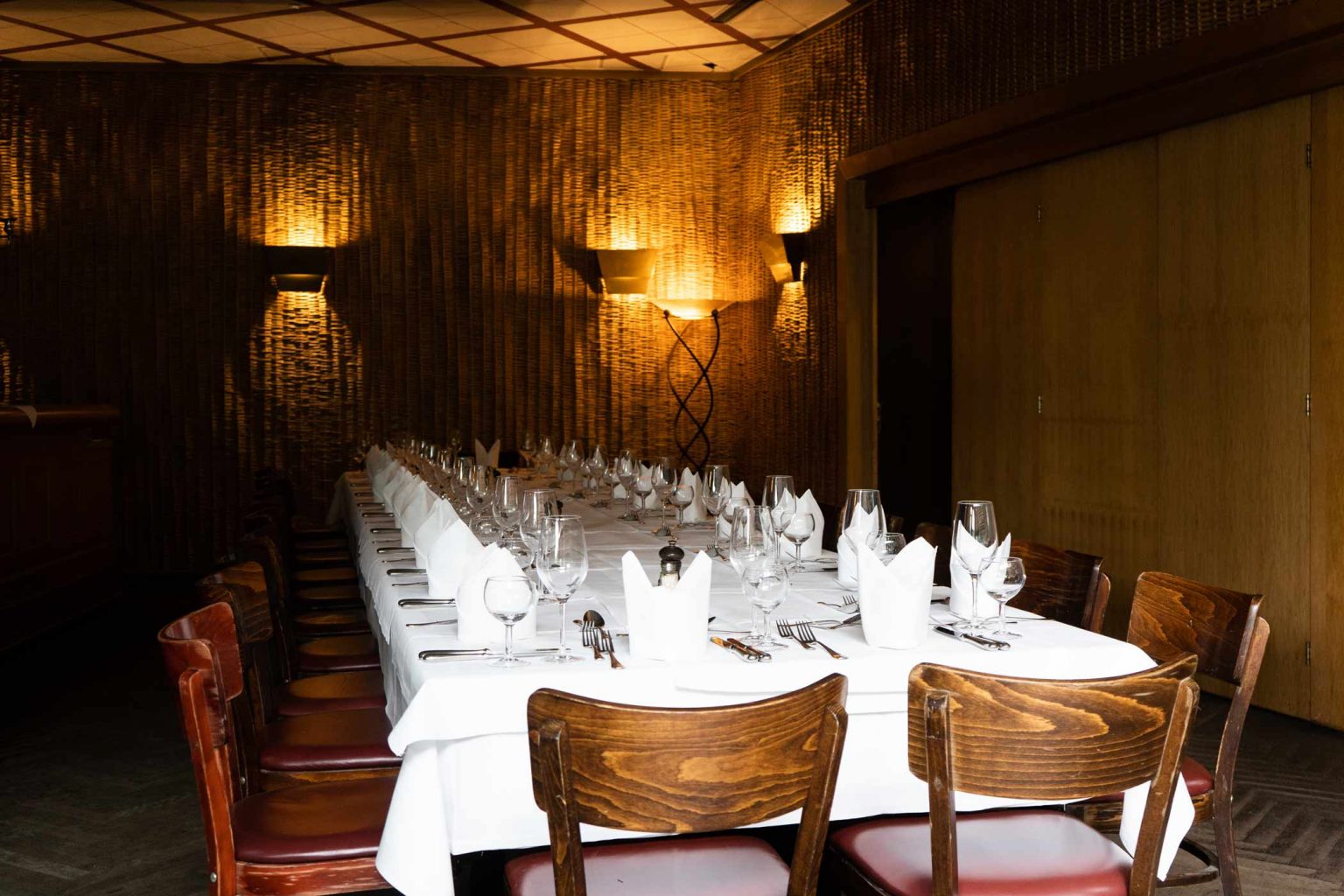 Stilvolle Bar & Lounge mit gedecktem Tisch und warmem Ambiente für private Feiern.