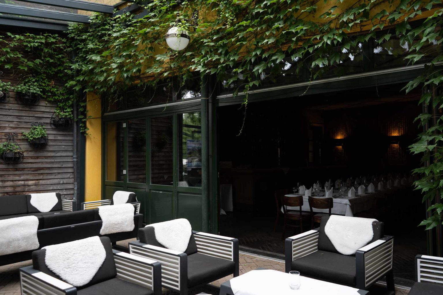 Überdachte Lounge-Terrasse mit modernen Sitzmöbeln für Gäste und private Veranstaltungen.