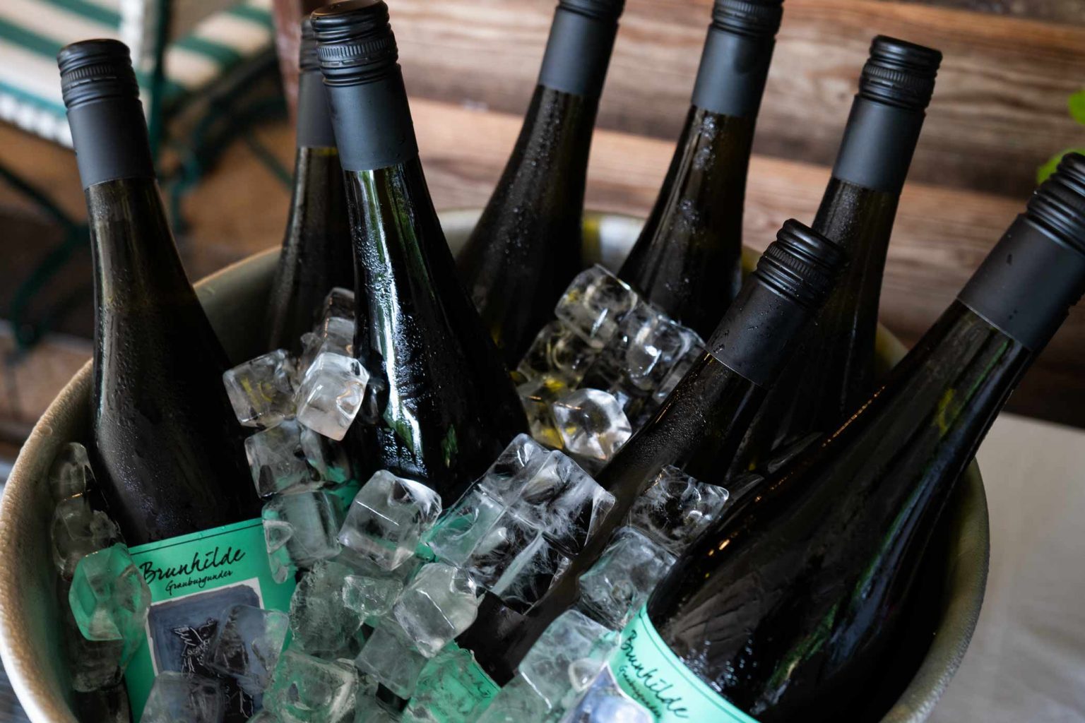 Gekühlte Sekt- und Weinflaschen auf Eis für Empfang, Veranstaltung oder Feier.