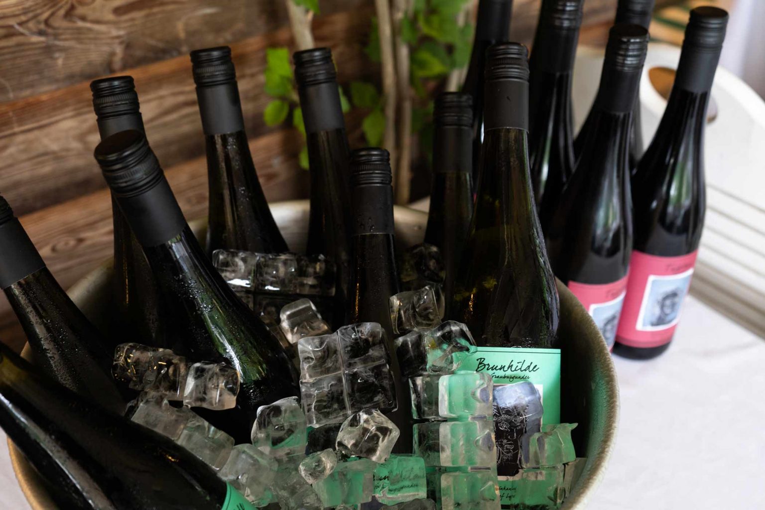 Auswahl an Wein- und Sektflaschen für Empfang, Feier oder Event in der Bar & Lounge.
