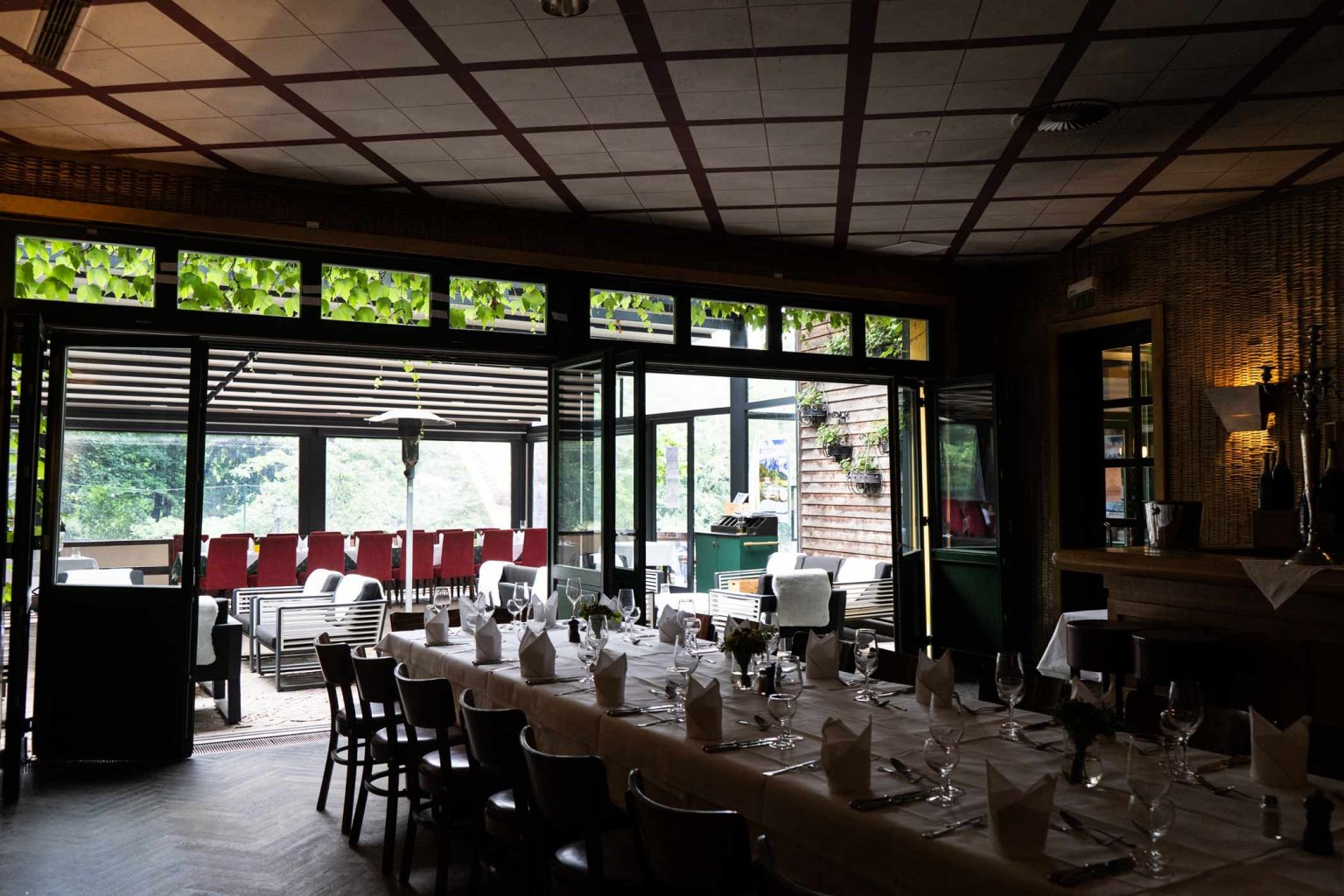Restaurantbereich mit festlich gedeckten Tischen für Hochzeiten, Feiern und Events.