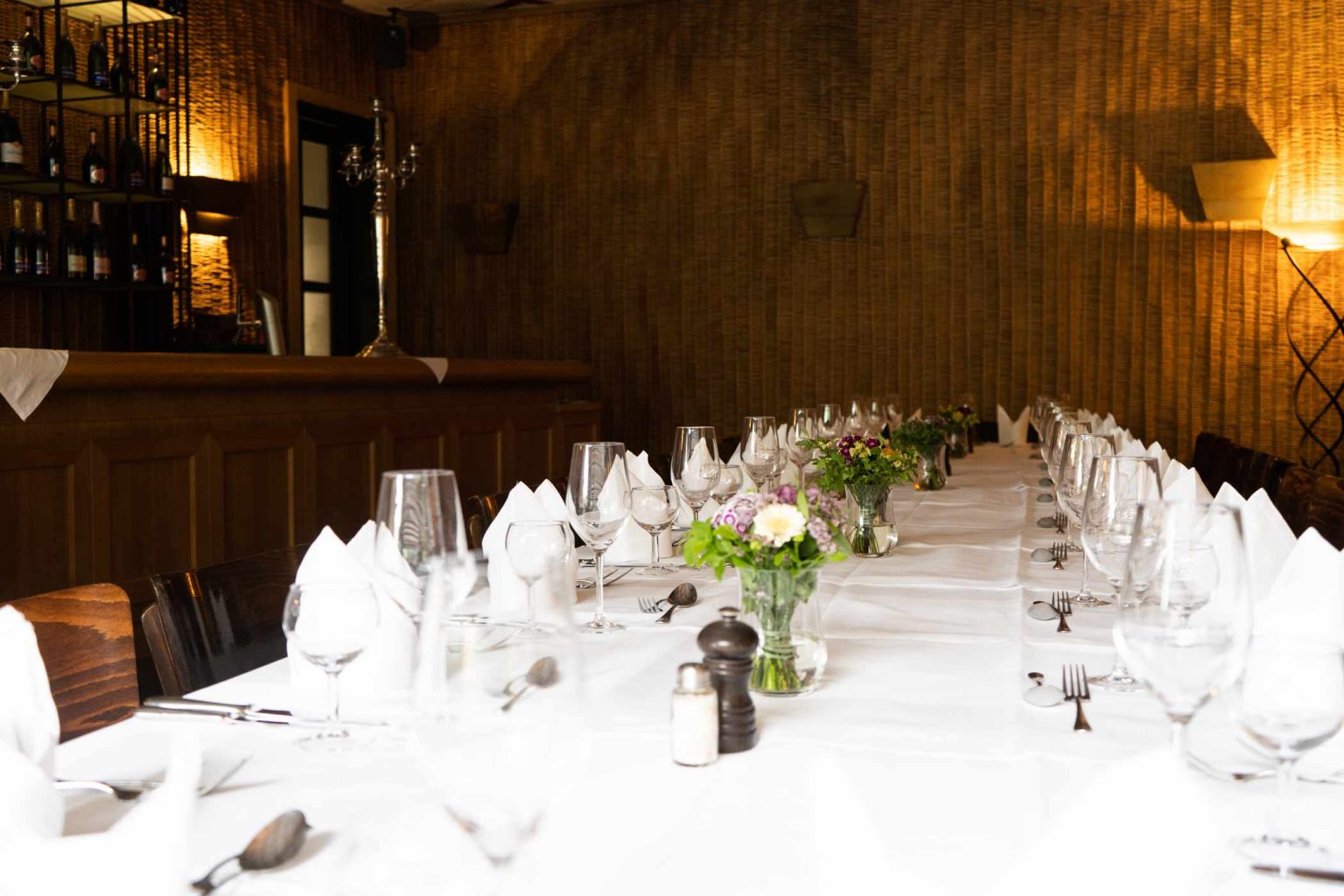 Tischdekoration mit Blumen in der Bar & Lounge für Hochzeit, Feier oder Event.