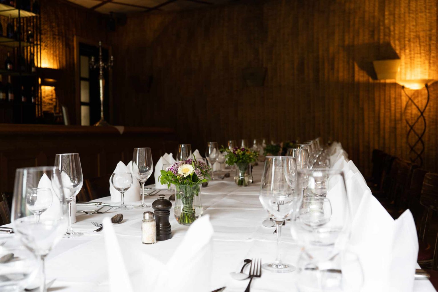 Gemütliche Bar & Lounge mit gedeckter Tafel für Events, Hochzeiten und Feiern.