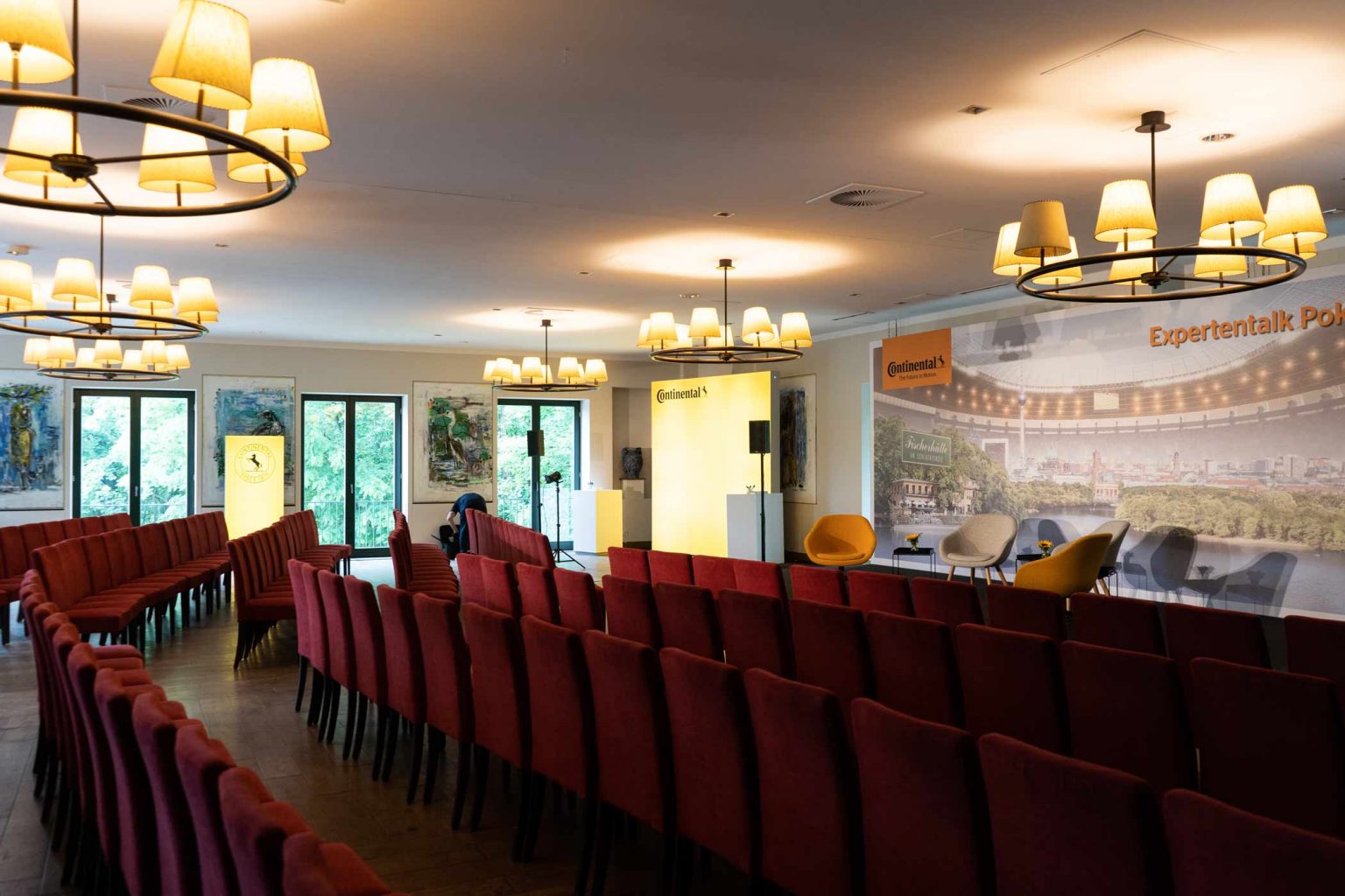 Großer Festsaal mit roter Reihenbestuhlung für Vorträge, Tagungen und Veranstaltungen.