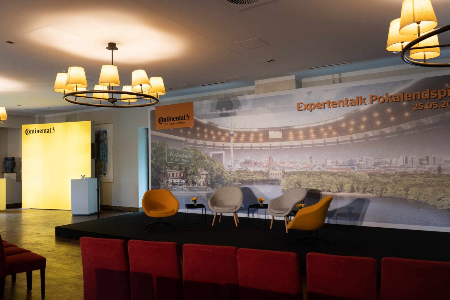 Festsaal mit Bühne und Präsentationsfläche für Seminare, Vorträge und Events.