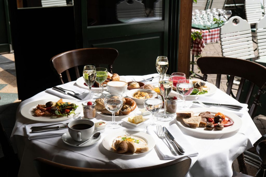 Festlich gedeckter Tisch mit Speisen und Weingläsern im Restaurant.