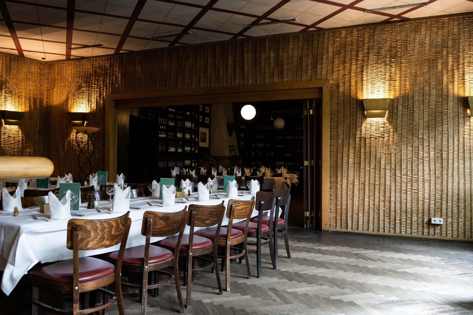 Festlich gedeckte Bar & Lounge mit Weinregal für Veranstaltungen und private Feiern.