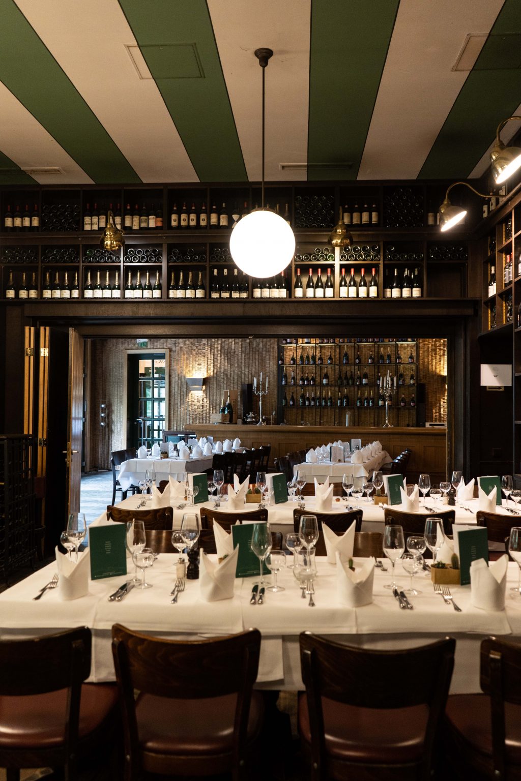 Stilvoller Restaurantbereich mit gedeckten Tischen und Bar für private Veranstaltungen.