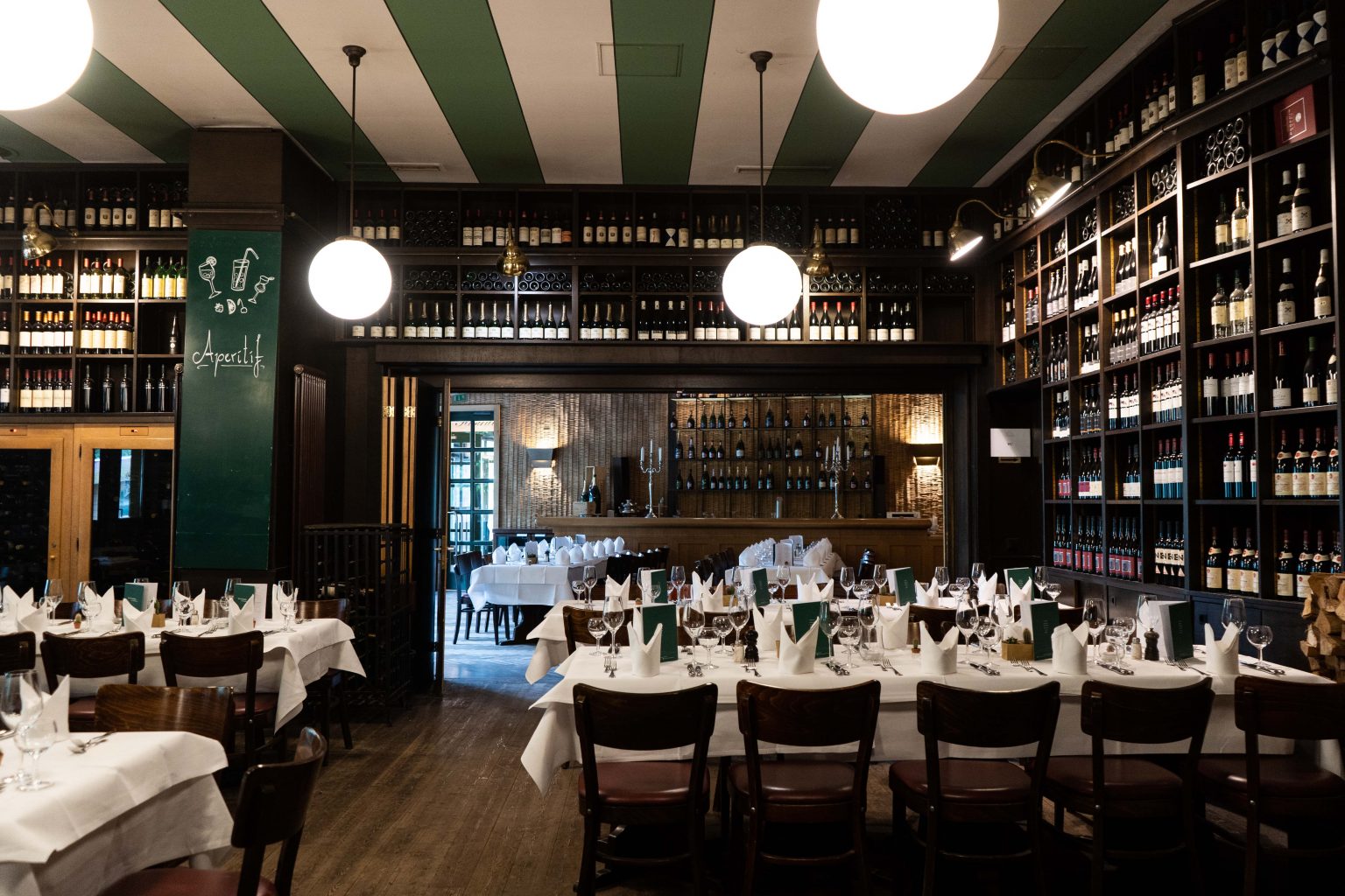Lutter & Wegner Weinhandlung mit Bar, gedeckten Tischen und klassischem Restaurantambiente.