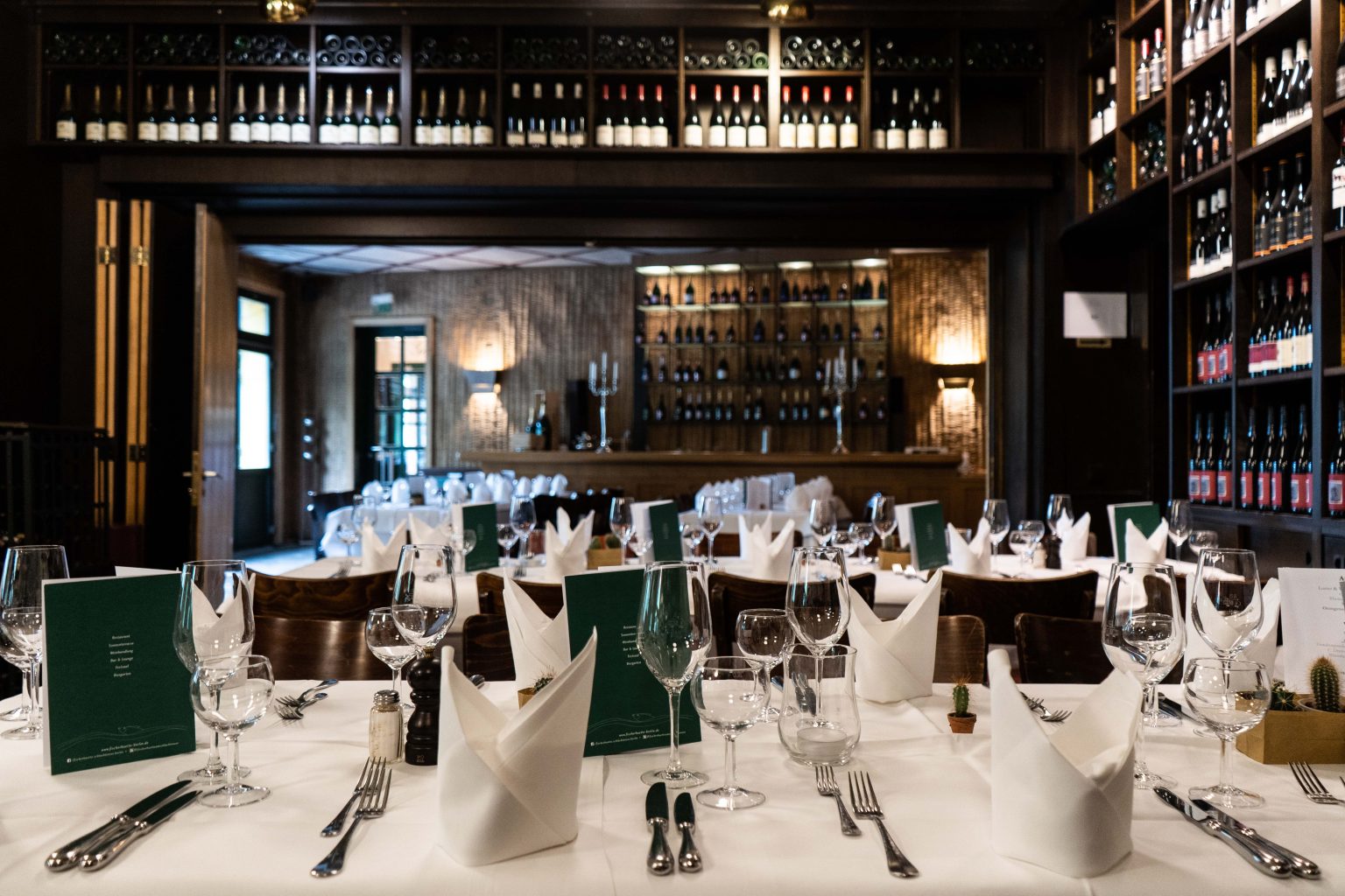 Festlich gedeckter Veranstaltungsraum mit moderner Bar für Hochzeiten, Feiern und Events.