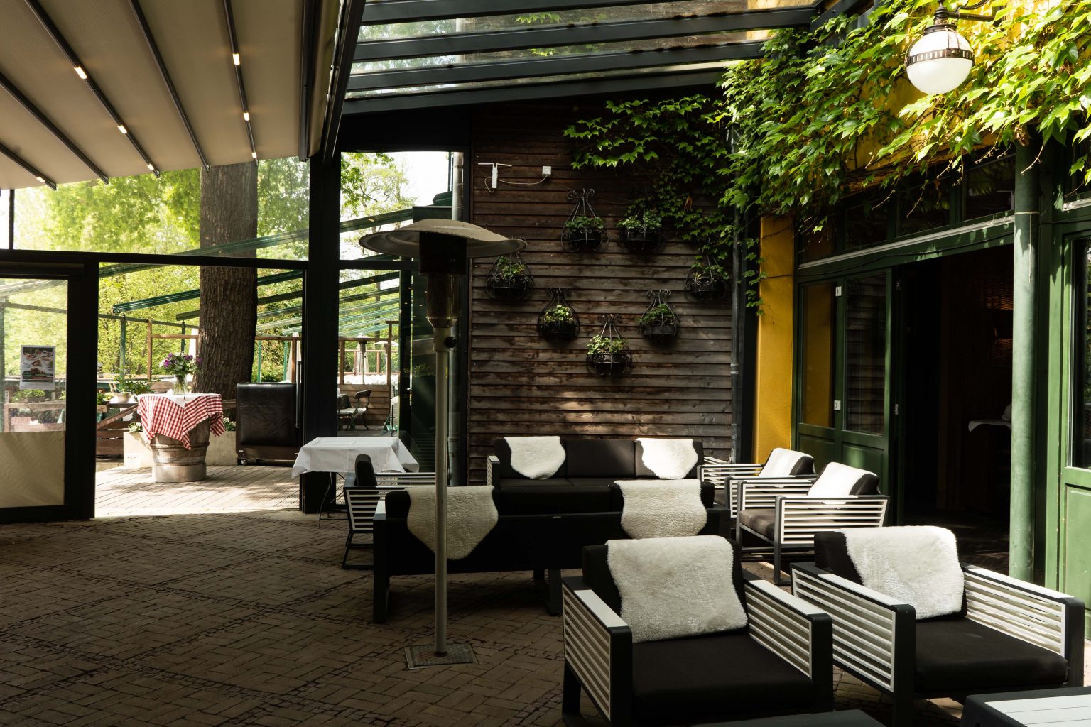 Gemütlicher Außenbereich mit Lounge-Möbeln, Markise und Terrasse für Gäste.