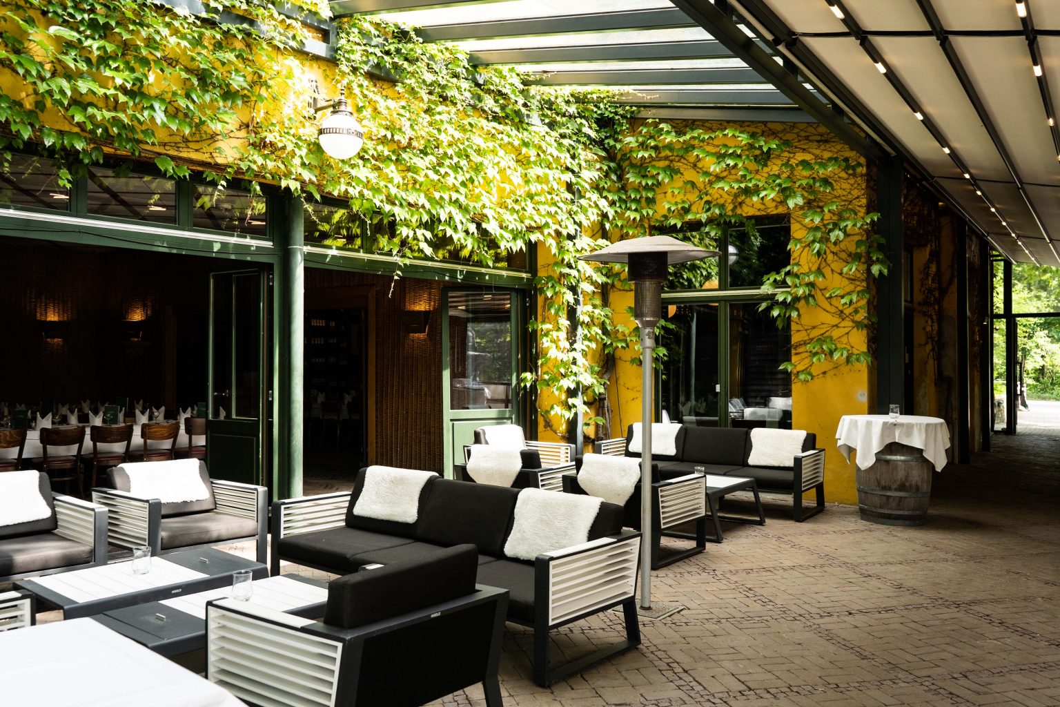 Terrasse mit Loungemöbeln und Pergola für Hochzeiten, Feiern und private Events.