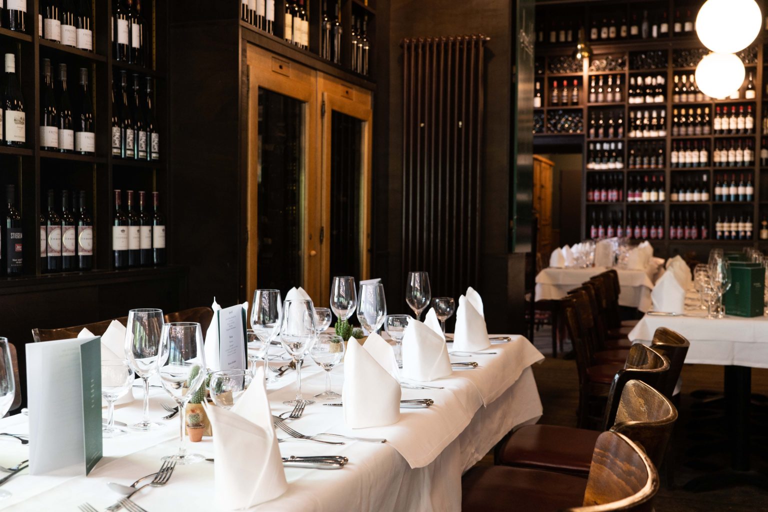 Lange gedeckte Tafel in der Weinhandlung für Veranstaltungen, Gruppenessen und Feiern.