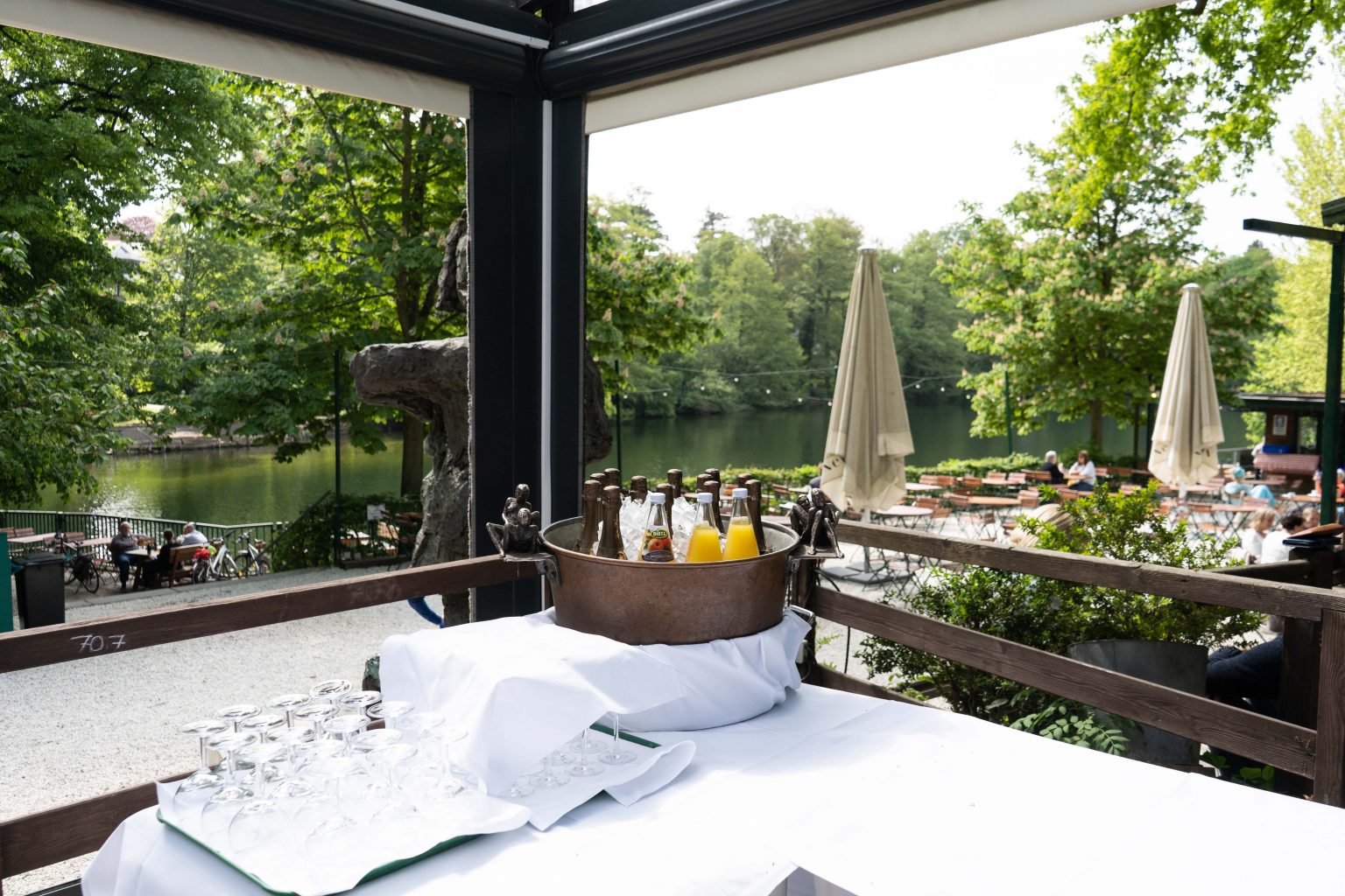 Überdachte Terrasse mit gedeckter Tafel und Blick ins Grüne für Veranstaltungen und Feiern.
