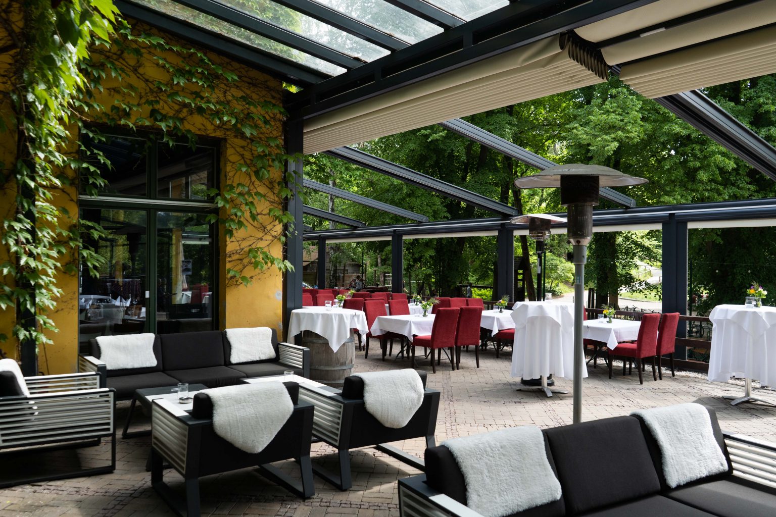 Lounge-Terrasse mit modernen Sitzmöbeln als gemütlicher Außenbereich für Gäste.