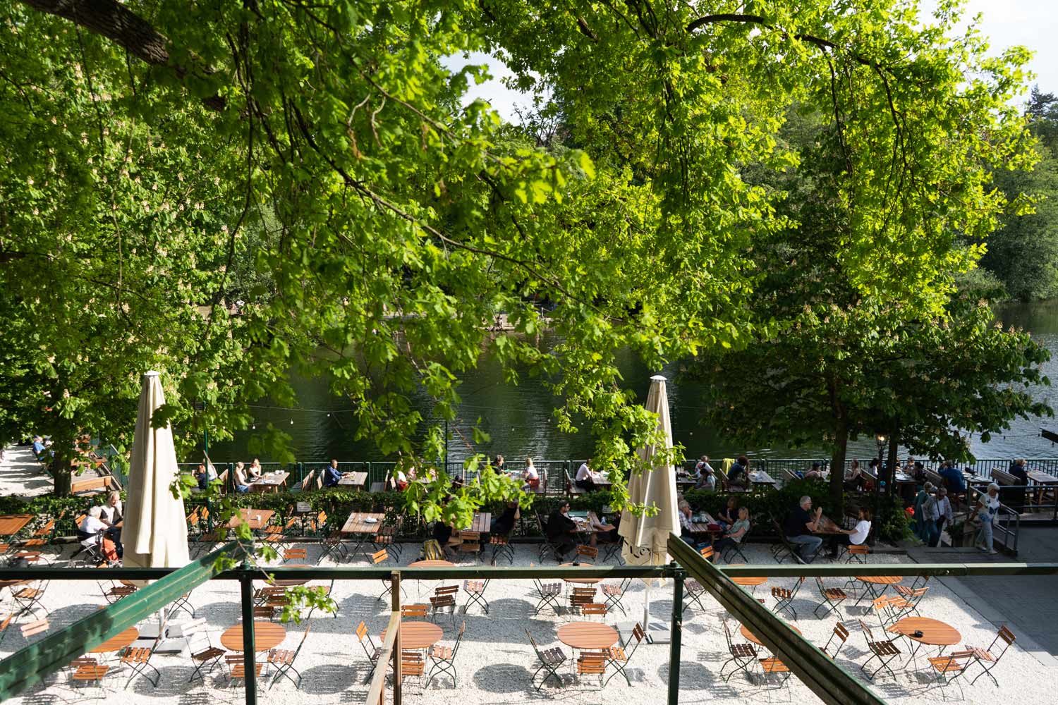 Großer Biergarten im Grünen mit vielen Sitzplätzen für Ausflüge und Feiern.