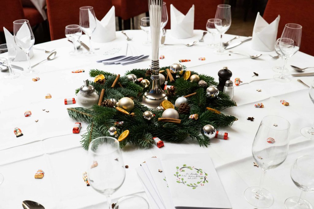 Weihnachtliche Tischdekoration im Festsaal für Weihnachtsfeier, Hochzeit oder Event.